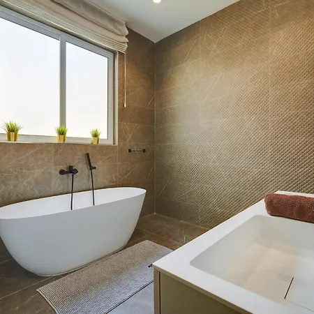 Lux Traditional Townhouse Rooftop Pool In Сasa de vacaciones *