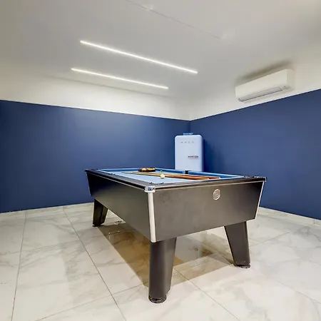 Lux Traditional Townhouse Rooftop Pool In Ferienhaus *
