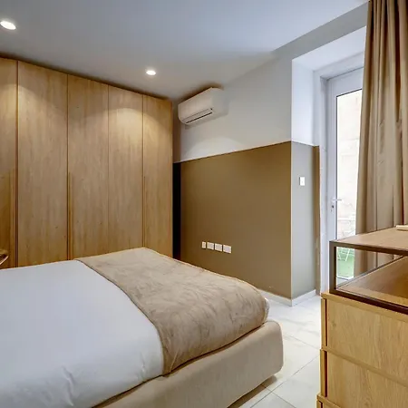 Nyaraló Lux Traditional Townhouse Rooftop Pool In