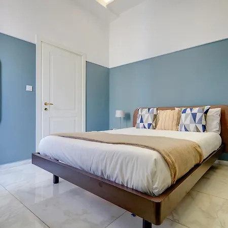 Lux Traditional Townhouse Rooftop Pool In Ferienhaus *