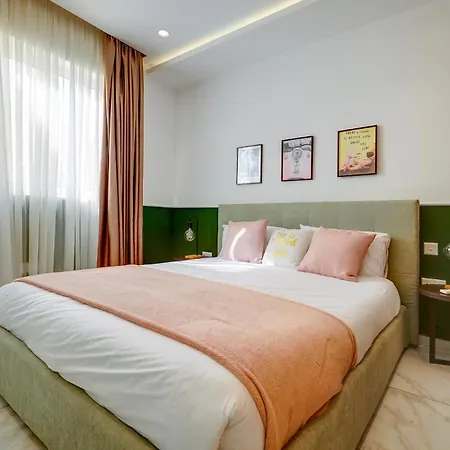 Lux Traditional Townhouse Rooftop Pool In
