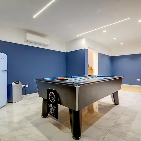 Lux Traditional Townhouse Rooftop Pool In *