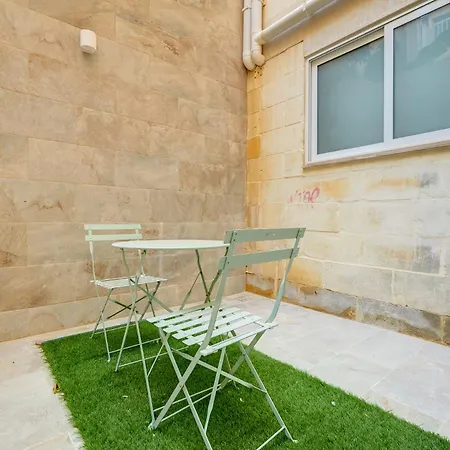 Lux Traditional Townhouse Rooftop Pool In 펜션 슬리에마