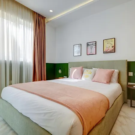 Lux Traditional Townhouse Rooftop Pool In Ferienhaus *